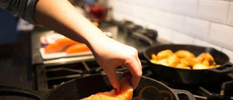Как правильно жарить стейки из семги на сковородке